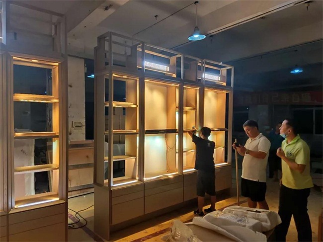 中國十大奢侈品牌之一溥儀眼鏡，實木不銹鋼展柜由海德利家具廠設計生產，出廠前做質量檢查